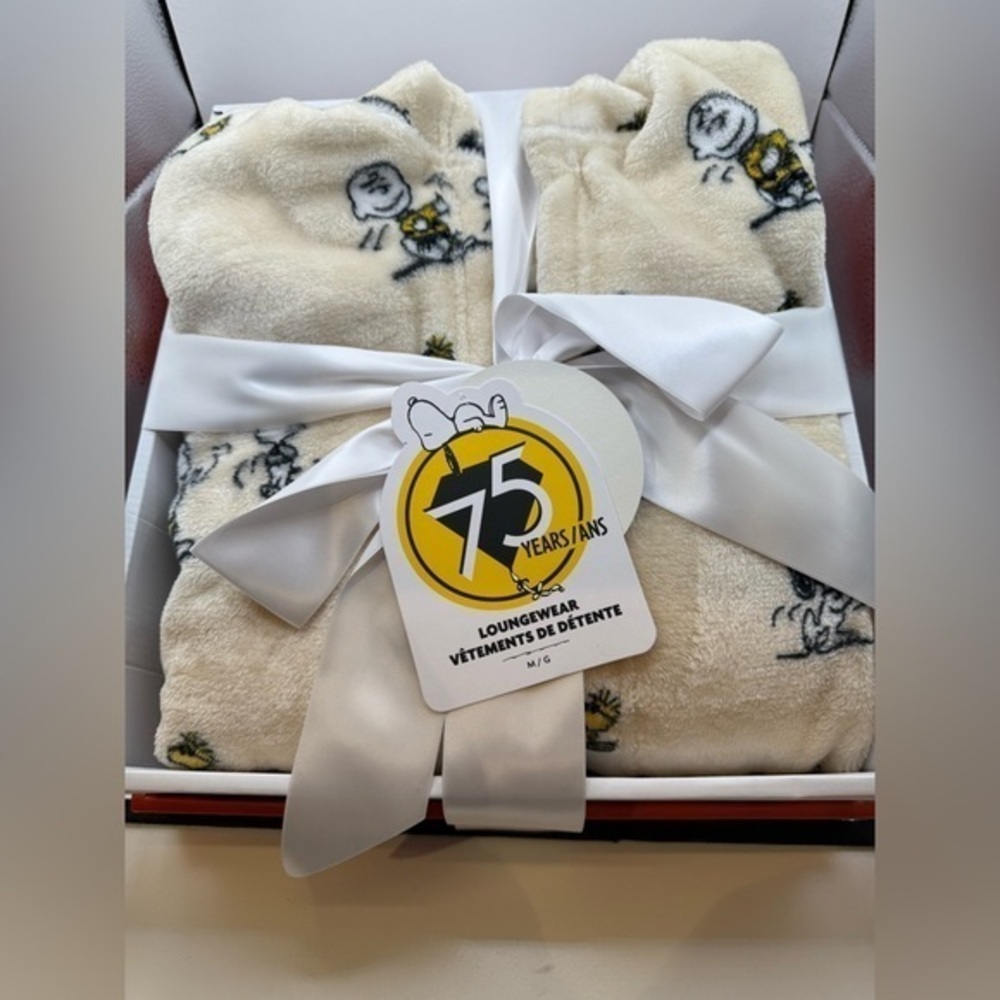 Peanuts 75th Anniversary Robe Gift Box set Cream background with cartoon images - Picture 1 of 6